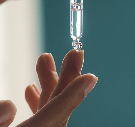 Collistar Attivi Puri Hyaluronic + Polyglutamic Acid Serum liftinges arcszérum hialuronsavval