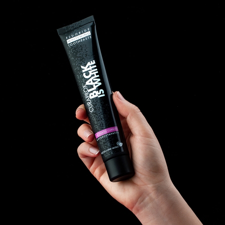Curaprox Black is White bieliaca pasta s aktívnym uhlím a hydroxylapatitom