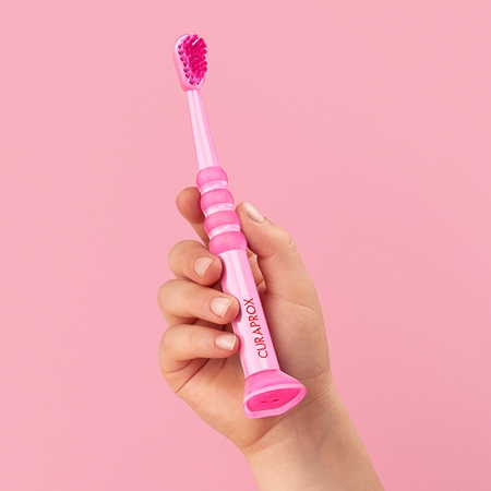 Curaprox Baby 0-4 Years brosse à dents pour enfants