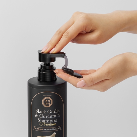 DAENG GI MEO RI Black Garlic & Curcumin Shampoo mélyregeneráló sampon a haj növekedéséért és megerősítéséért a hajtövektől kezdve