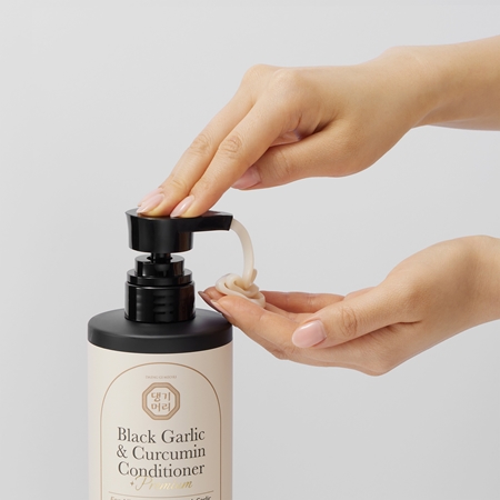 DAENG GI MEO RI Black Garlic & Curcumin Treatment pečující kondicionér pro hustotu vlasů a ochranu proti lámavosti