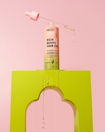 delhicious RICH ROOTS AMLA & ROSEMARY HAIR OIL hidratáló és nyugtató olaj száraz, viszkető fejbőrre