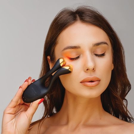 Diforo Amirta wrinkle smoothing and reducing device
