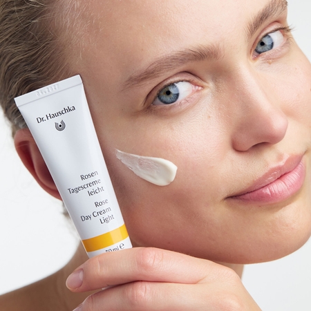 Dr. Hauschka Facial Care Rose Day Cream Light kevyt voide ruusua