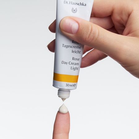 Dr. Hauschka Facial Care Rose Day Cream Light kevyt voide ruusua