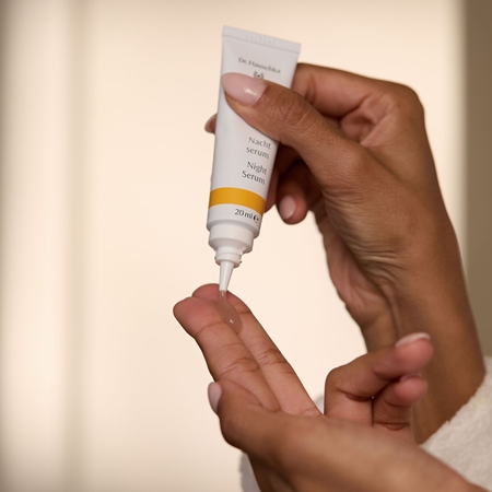 Dr. Hauschka Facial Care Night Serum serum na noc intensywnie nawilżający