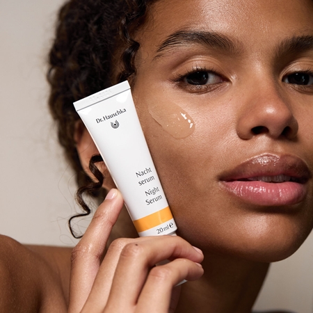 Dr. Hauschka Facial Care Night Serum serum na noc intensywnie nawilżający