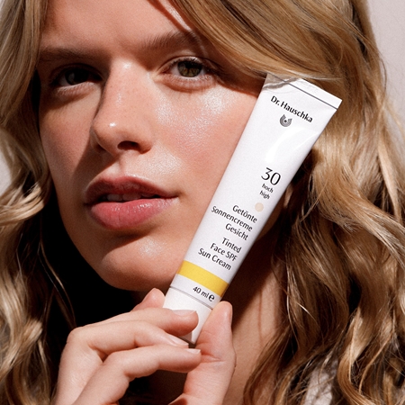 Dr. Hauschka Facial Care Tinted Face SPF Sun Cream αντηλιακή κρέμα με χρώμα για το πρόσωπο