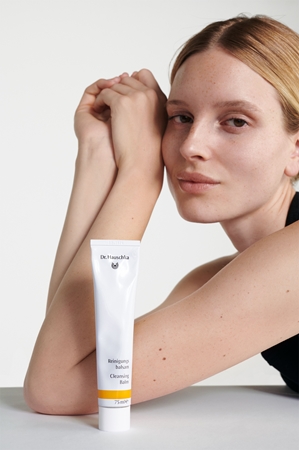Dr. Hauschka Clenasing And Tonization Cleansing Balm balsamo detergente con effetto lenitivo