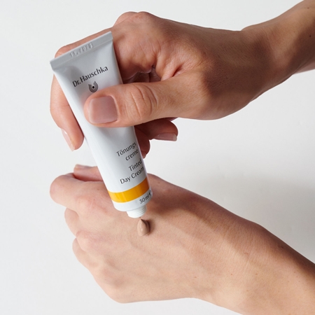 Dr. Hauschka Facial Care Tinted Day Cream tonujący krem nawilżający na dzień