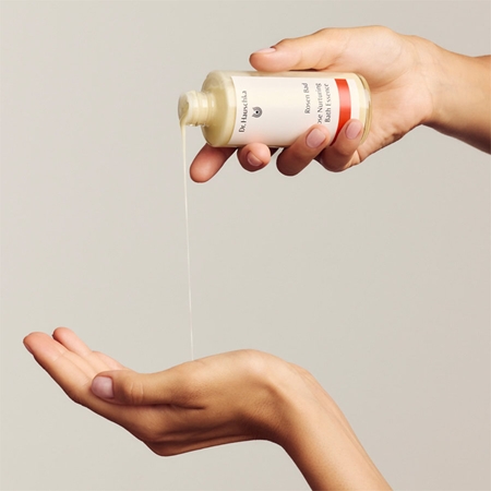 Dr. Hauschka Shower And Bath Rose Nurturing Bath Essence essenza da bagno alla rosa