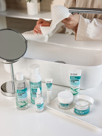 Dr. Santé Hydro Intensive Hyaluron + Aloe apa micelara hidratanta pentru toate tipurile de ten