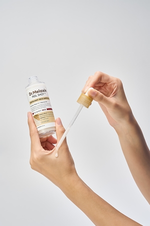 Dr. Melaxin Peel Shot Exfoliating White Rice Ampoule serum peelingujące o działaniu złuszczającym dla efektu rozjaśnienia i wygładzenia skóry