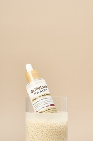 Dr. Melaxin Peel Shot Exfoliating White Rice Ampoule serum peelingujące o działaniu złuszczającym dla efektu rozjaśnienia i wygładzenia skóry