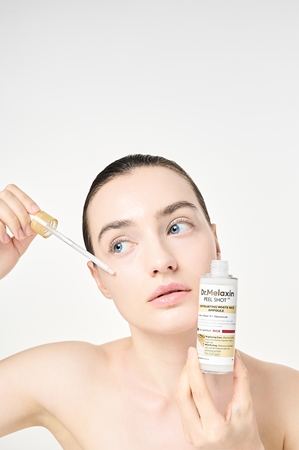 Dr. Melaxin Peel Shot Exfoliating White Rice Ampoule serum peelingujące o działaniu złuszczającym dla efektu rozjaśnienia i wygładzenia skóry