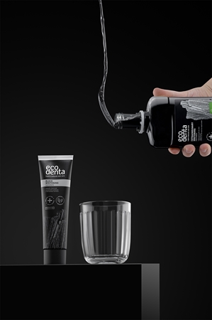Ecodenta Expert Black Whitening pasta de dientes blanqueadora con carbón negro sin flúor