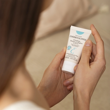 Embryolisse MOISTURIZATION AND REGENERATION zjemňující a vyživující krém na ruce