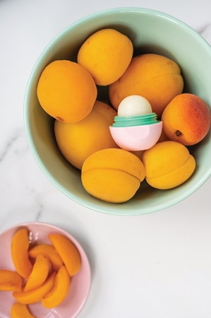 EOS Apricot balsam natural de buze