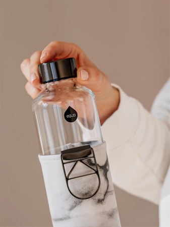 Equa Mismatch botella de agua de cristal + funda de cuero sintético