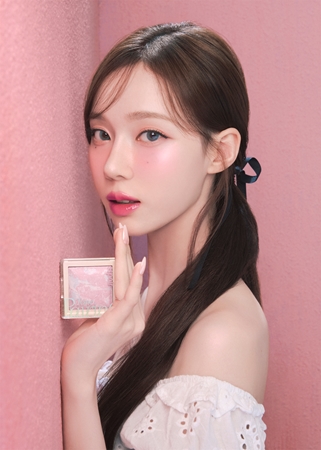 espoir Tone Pairing Highlighter Face and Eye Highlighter with a brush