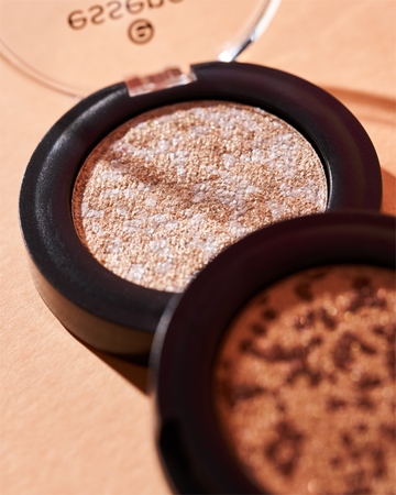 essence Soft Touch тіні для повік