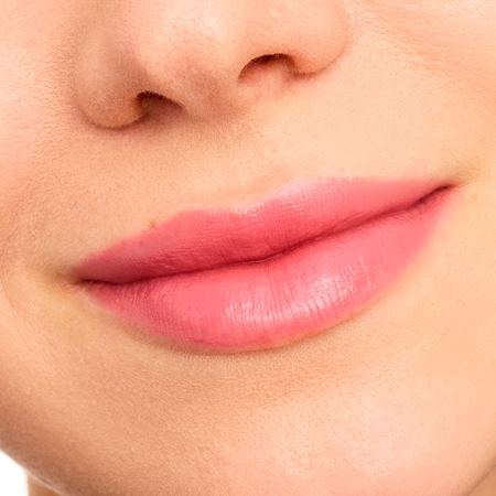 essence Caring SHINE pečující rtěnka