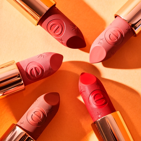 essence Caring SHINE pečující rtěnka