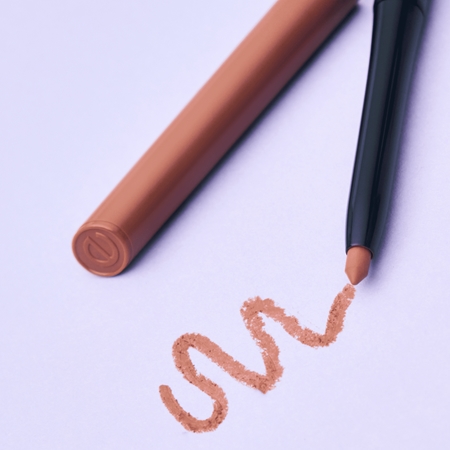 essence 8h Matte Comfort mat olovka za usne sa šiljilom