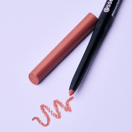essence 8h Matte Comfort mat olovka za usne sa šiljilom