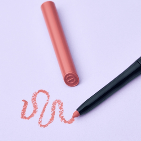 essence 8h Matte Comfort matná tužka na rty s ořezávátkem