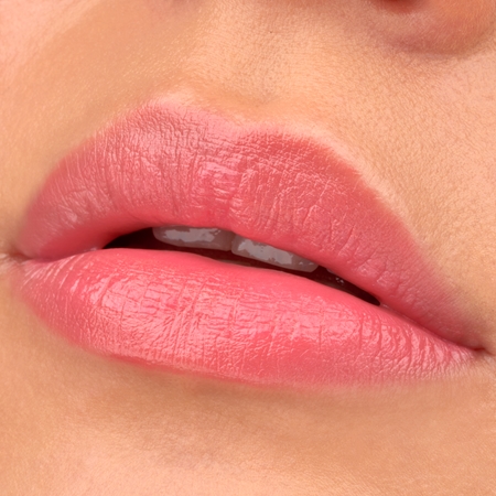 essence TINTED kiss kosteuttava huulikiilto