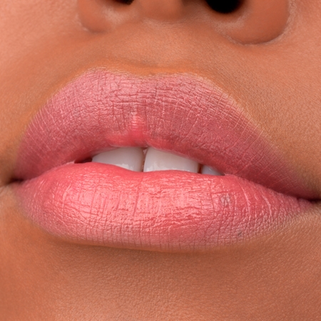 essence TINTED kiss kosteuttava huulikiilto