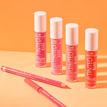 essence TINTED kiss kosteuttava huulikiilto