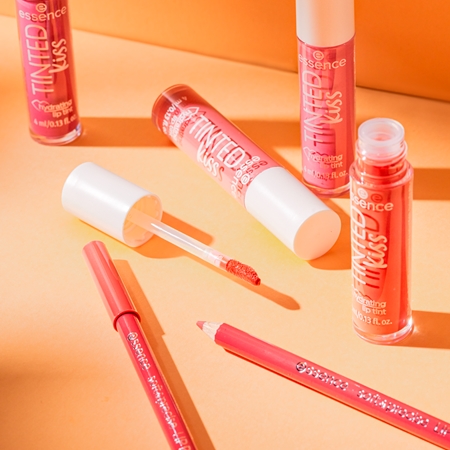essence TINTED kiss kosteuttava huulikiilto