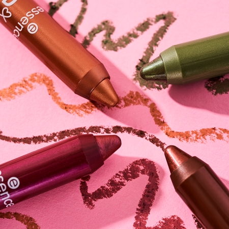 essence Blend & Line metalinio žvilgesio akių apvadas
