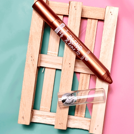 essence Blend & Line metalinio žvilgesio akių apvadas