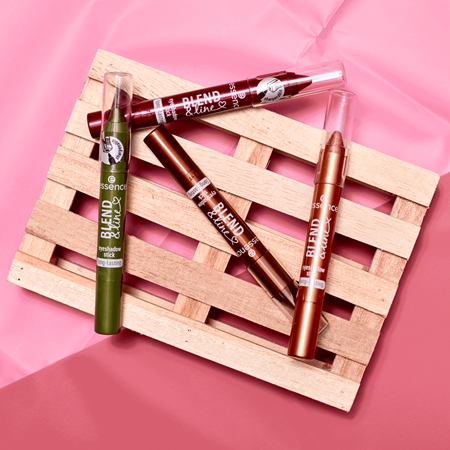 essence Blend & Line metaliczna kredka do oczu