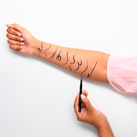 essence Super Fine Liner Pen črtalo za oči v obliki flomastra