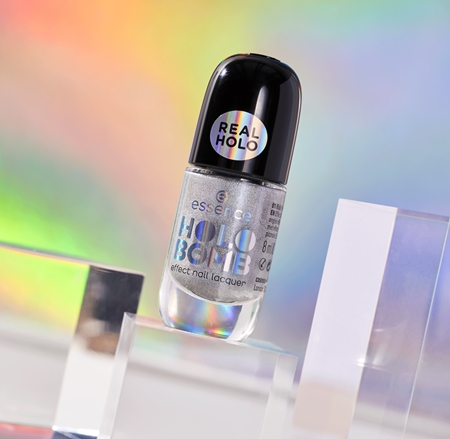 essence HOLO BOMB lak na nehty s holografickým efektem