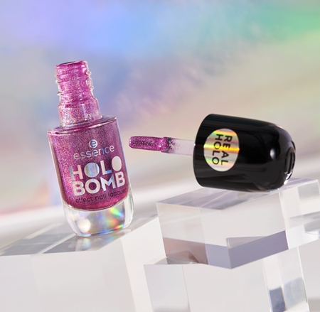 essence HOLO BOMB lak na nehty s holografickým efektem
