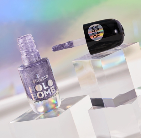 essence HOLO BOMB лак за нокти с холографичен ефект