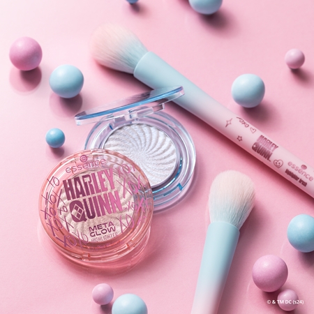 essence Harley Quinn highlighter brush