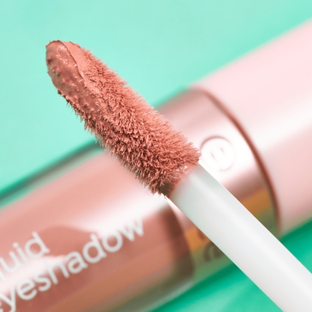essence Matte рідкі тіні для повік