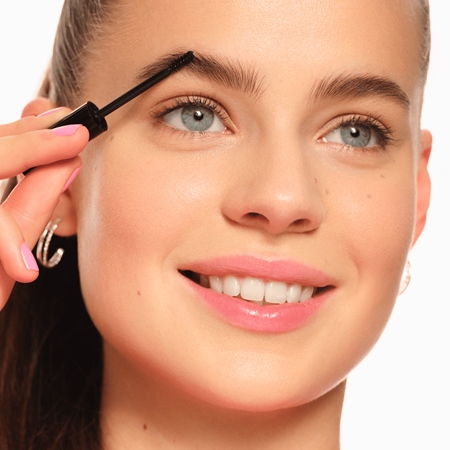 essence Make Me Brow gel za obrvi