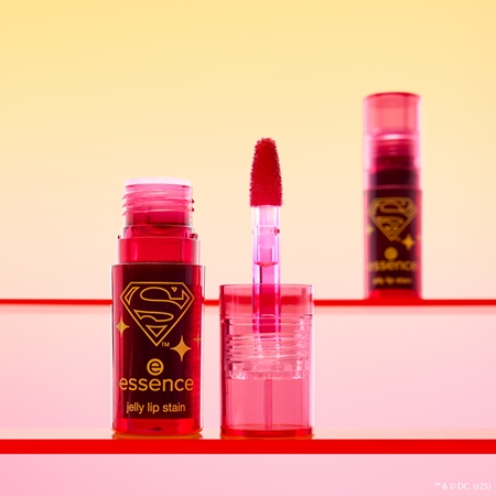 essence Superman barva na rty s gelovou texturou