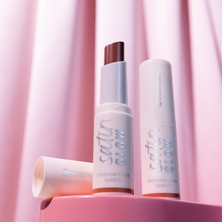essence satin GLOW batom cremoso com efeito de cetim