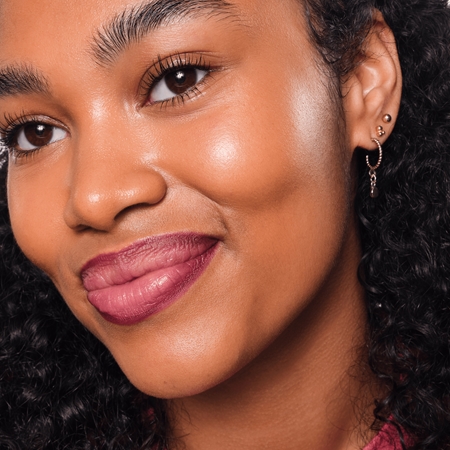 essence 8h Matte Comfort Mattierender Konturenstift für die Lippen mit einem Anspitzer