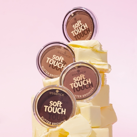 essence Soft Touch bronzer s matným efektem
