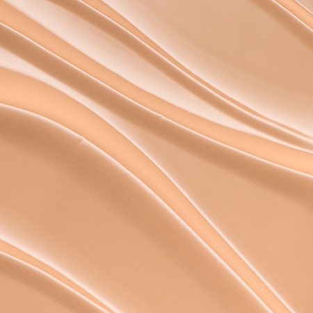 essence BRIGHTEN UP! Cushion Foundation μεικ απ σε σφουγγαράκι