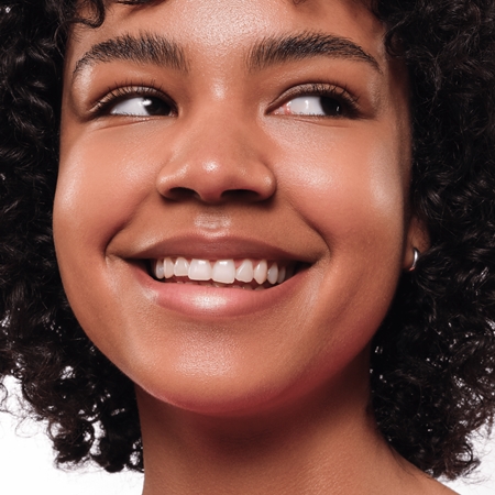essence BRIGHTEN UP! Cushion Foundation μεικ απ σε σφουγγαράκι